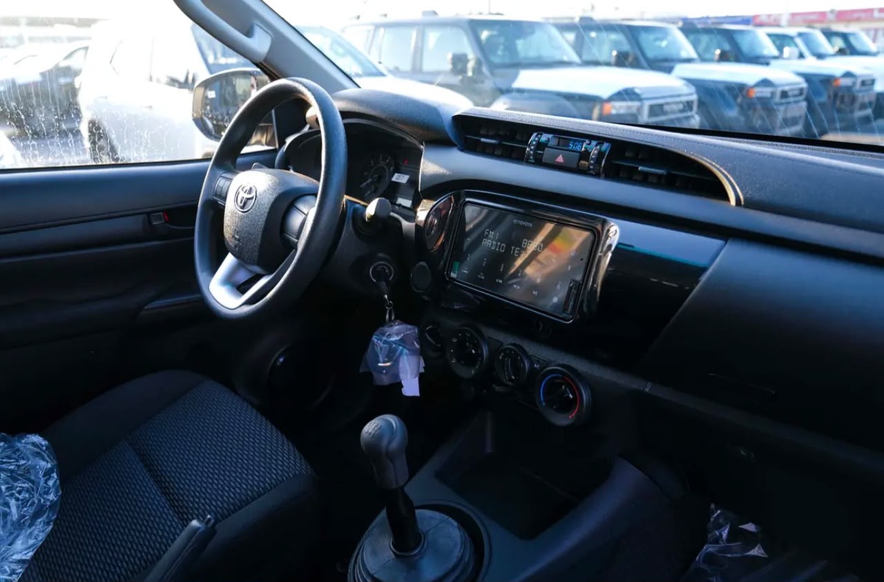 TOYOTA HILUX - image 4