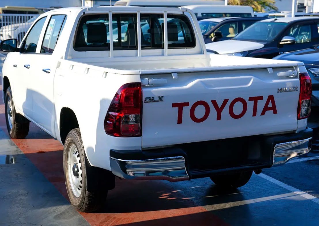 TOYOTA HILUX - image 2