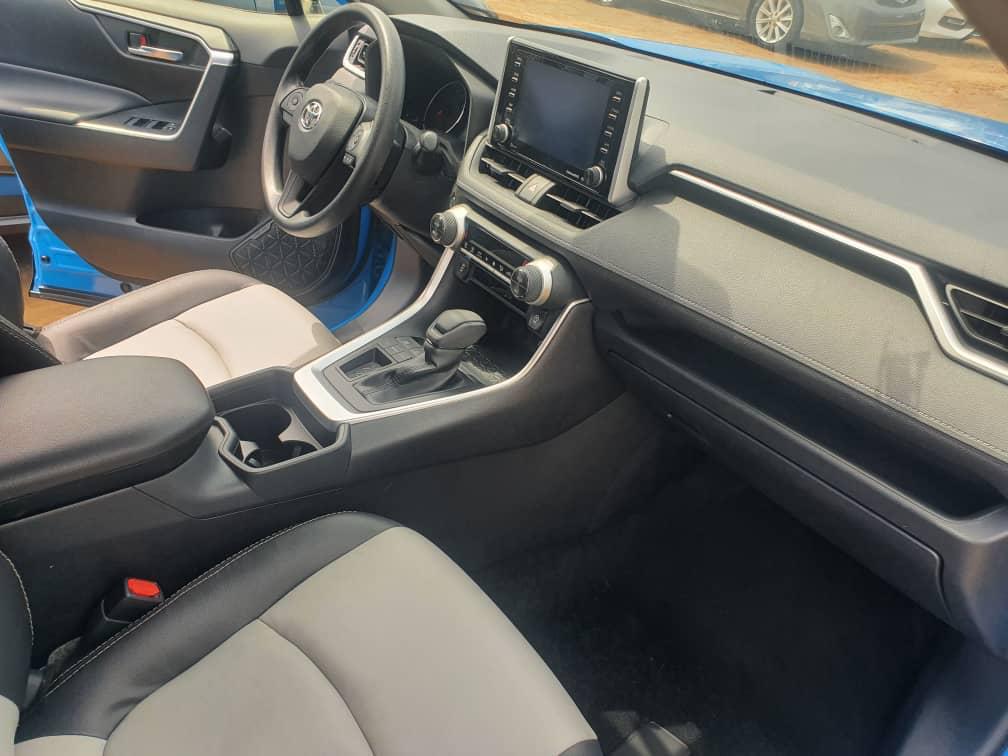 TOYOTA RAV4 - image 2