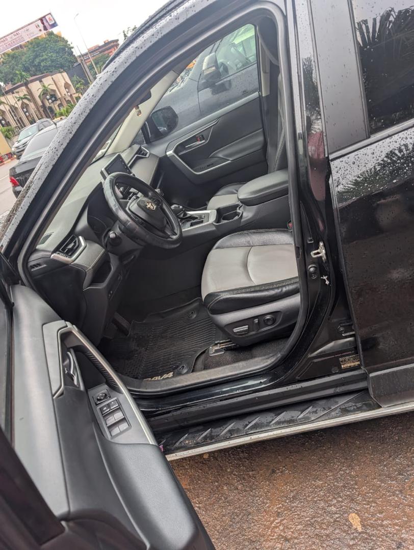 TOYOTA RAV4 - image 5