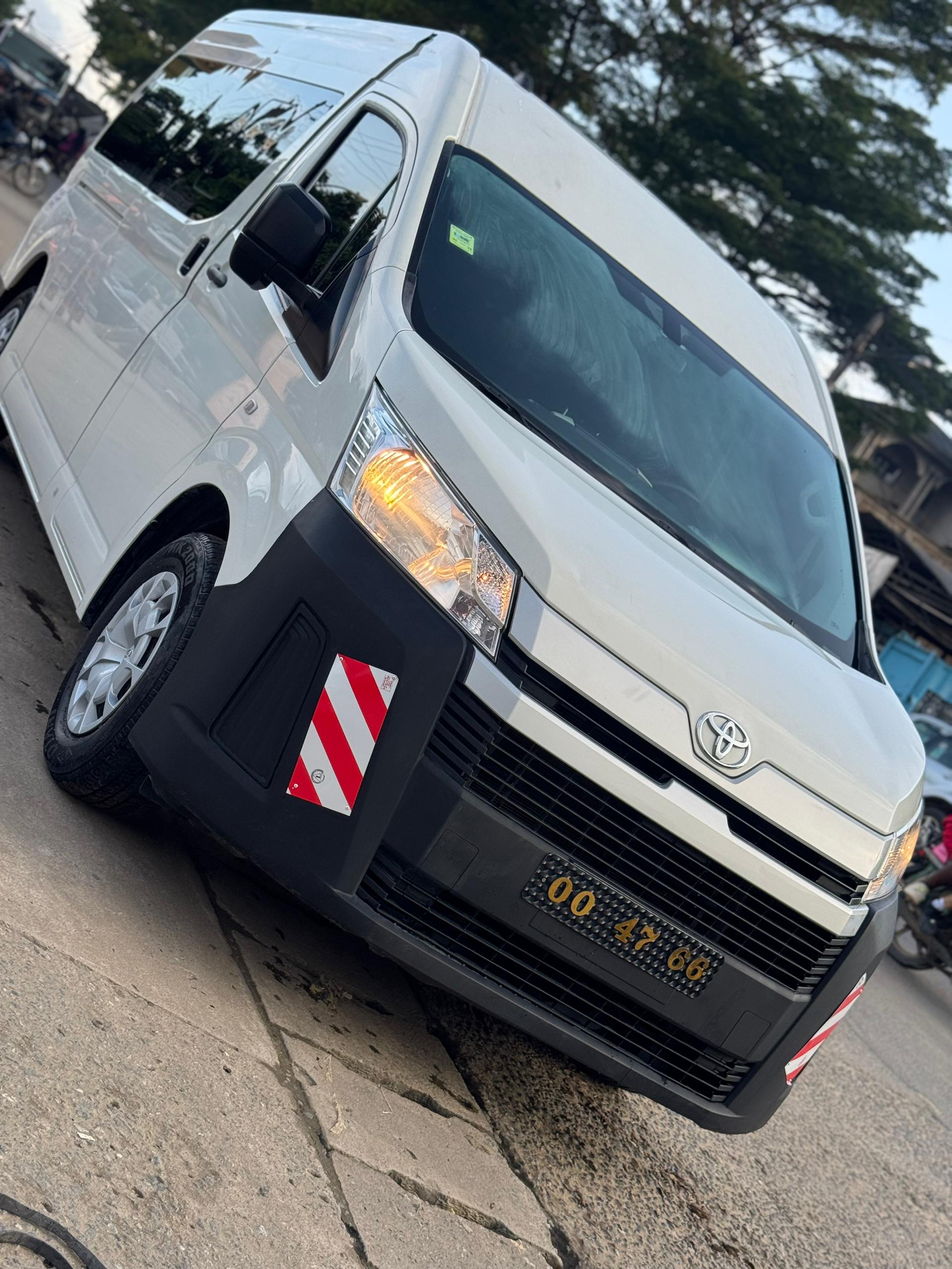 TOYOTA HIACE