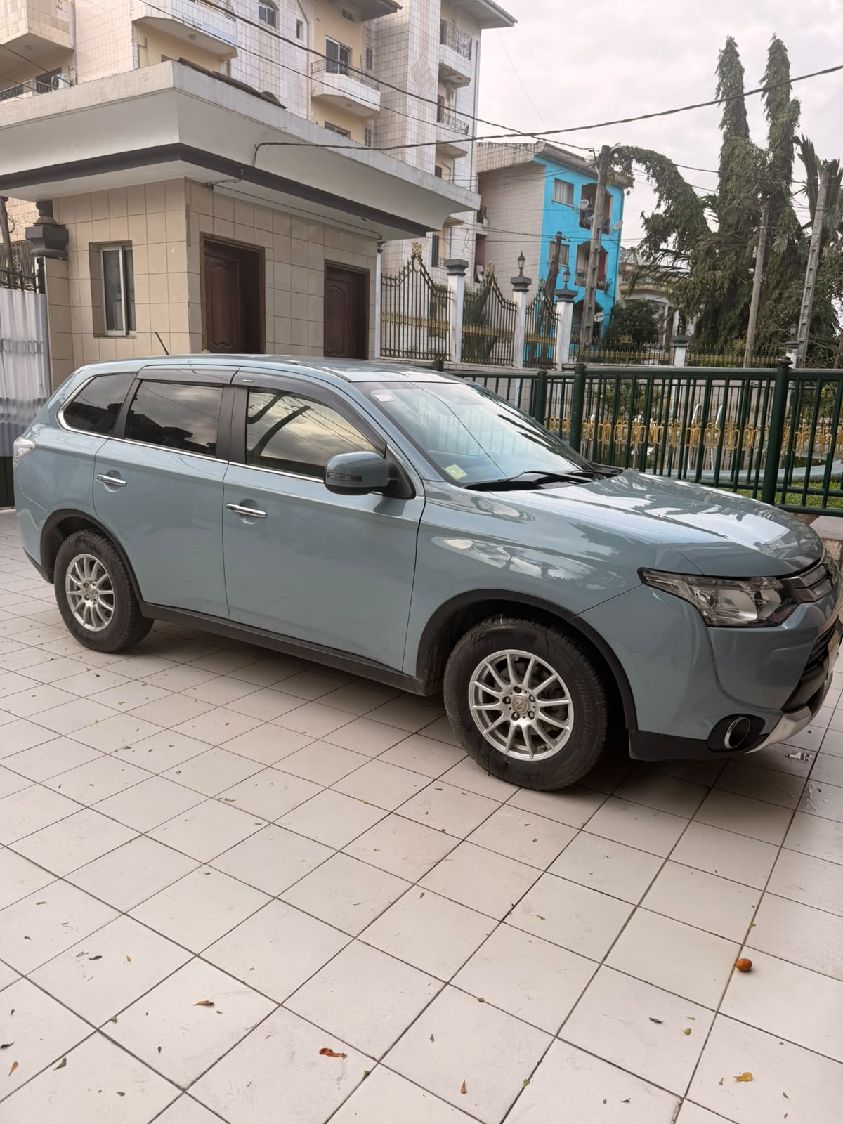 MITSUBISHI OUTLANDER - image 2