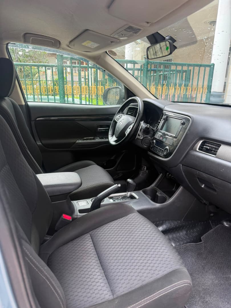 MITSUBISHI OUTLANDER - image 6