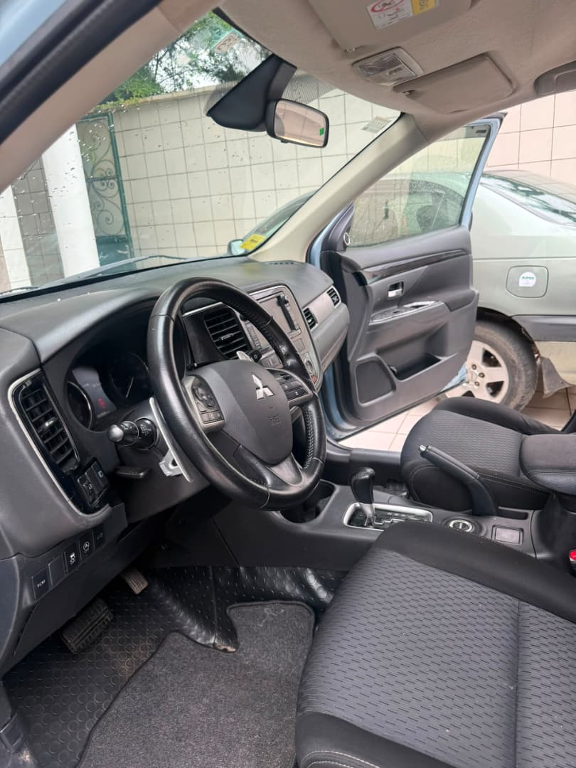 MITSUBISHI OUTLANDER - image 4